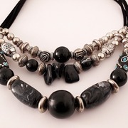 Collar de bolas en tonos grises y negro