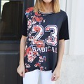 Camiseta Negra Flores Rojas y numero 23