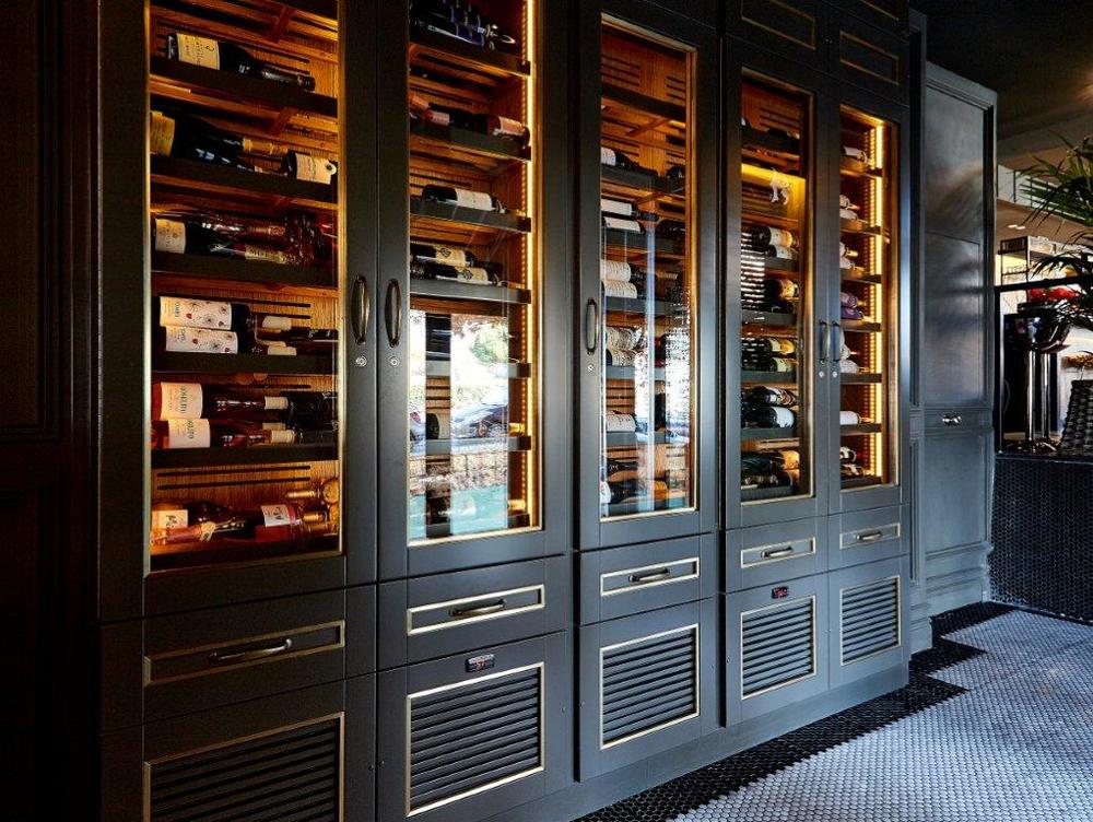 Bodega climatizada madera lacada negro y cristal estilo Vinatge