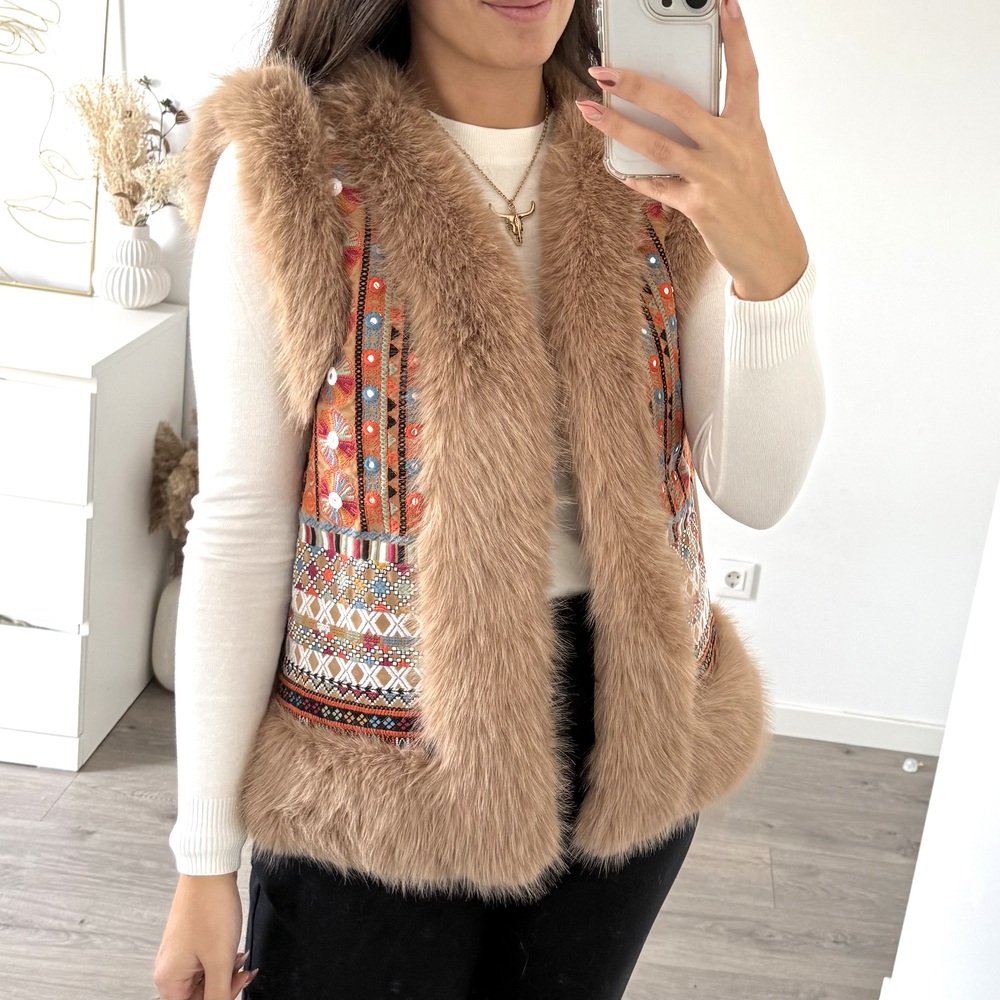 Chaleco Bordado Camel