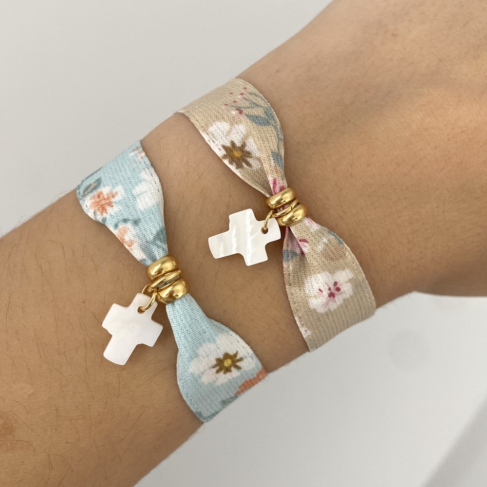 Pulsera tela liberty cruz con bolas doradas