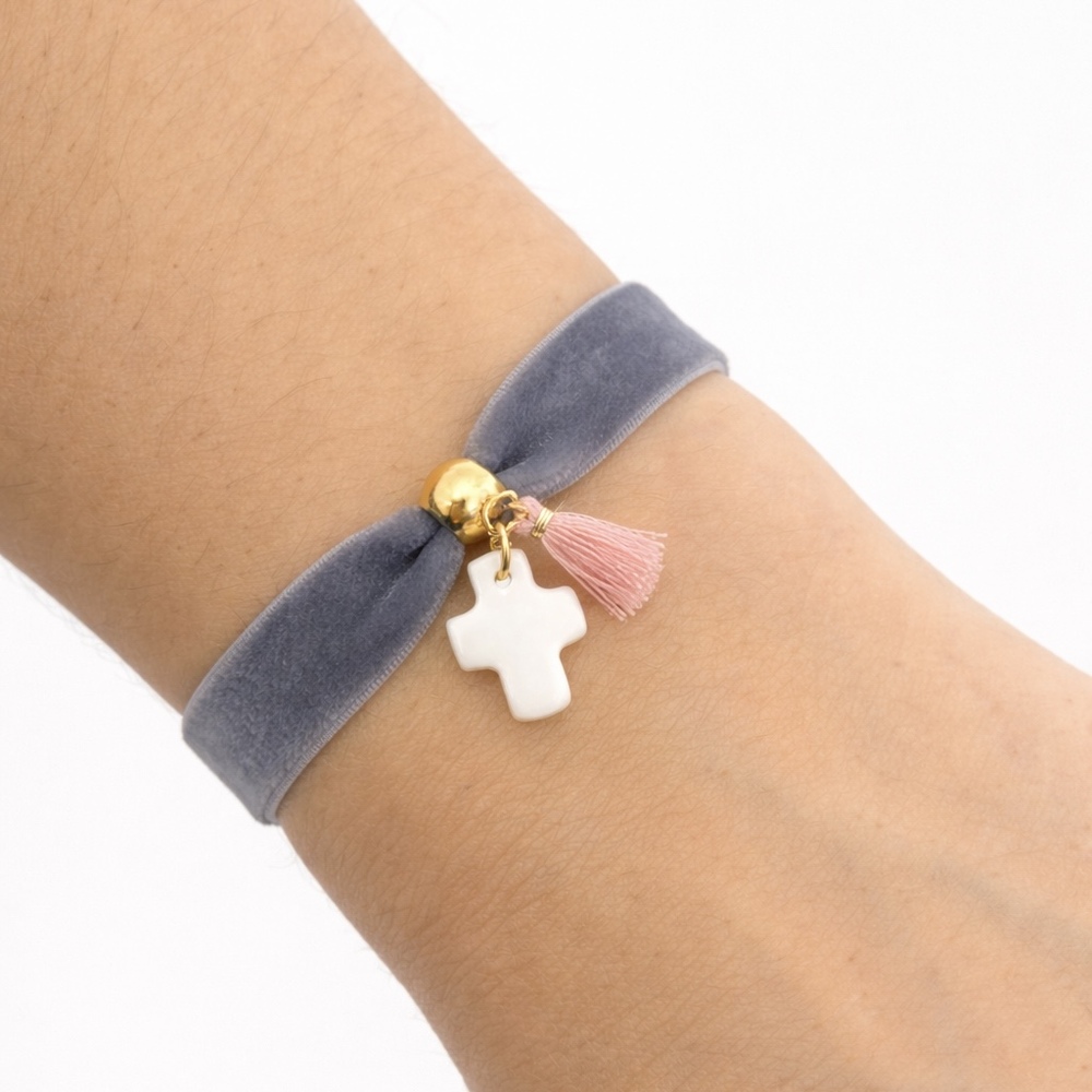 Pulsera Terciopelo Gris + Cruz + Fleco 