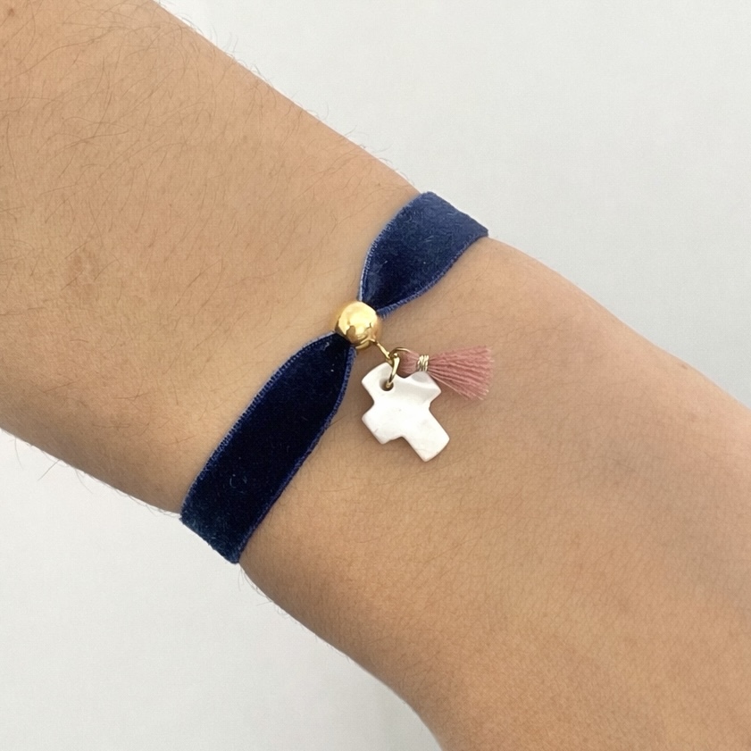 Pulsera Terciopelo Azul Marino + Cruz + Fleco 